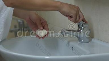女士用肥皂洗手，保持卫生，与微生物<strong>作斗争</strong>